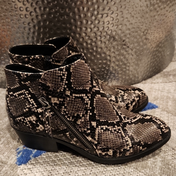 Arizona Jean Company Snakeskin Ankle Booties Women's Size 7 - Picture 2 of 5